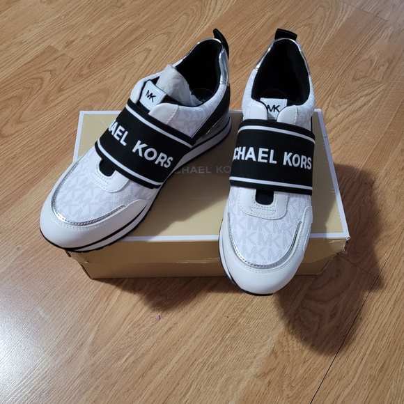 Very classy MK signature slides - Picture 1 of 5